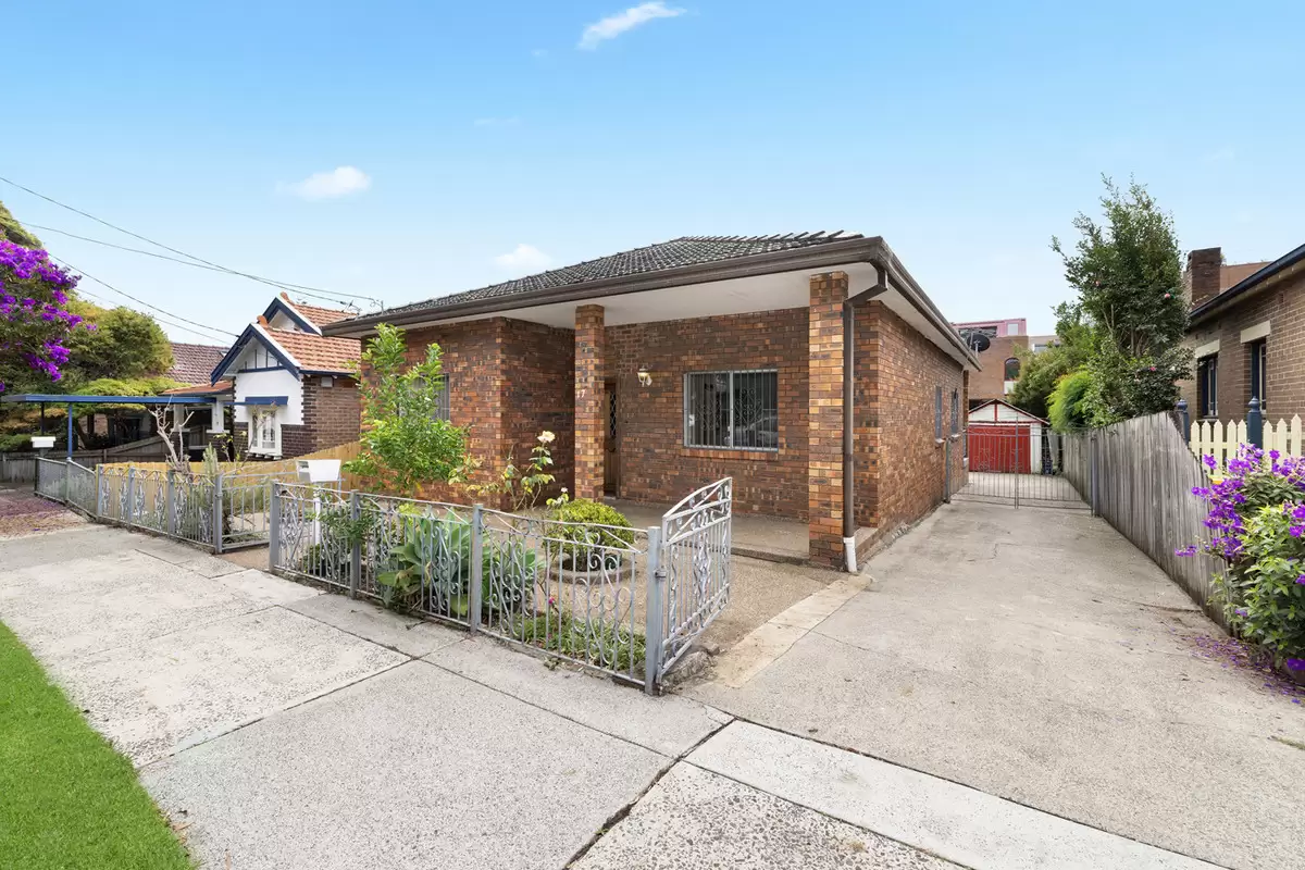 17 Trevenar Street, Ashbury Sold by Rich & Oliva - image 2