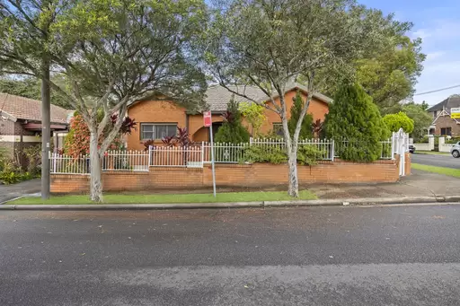 2 Arrowfield Avenue, Burwood Sold by Rich & Oliva