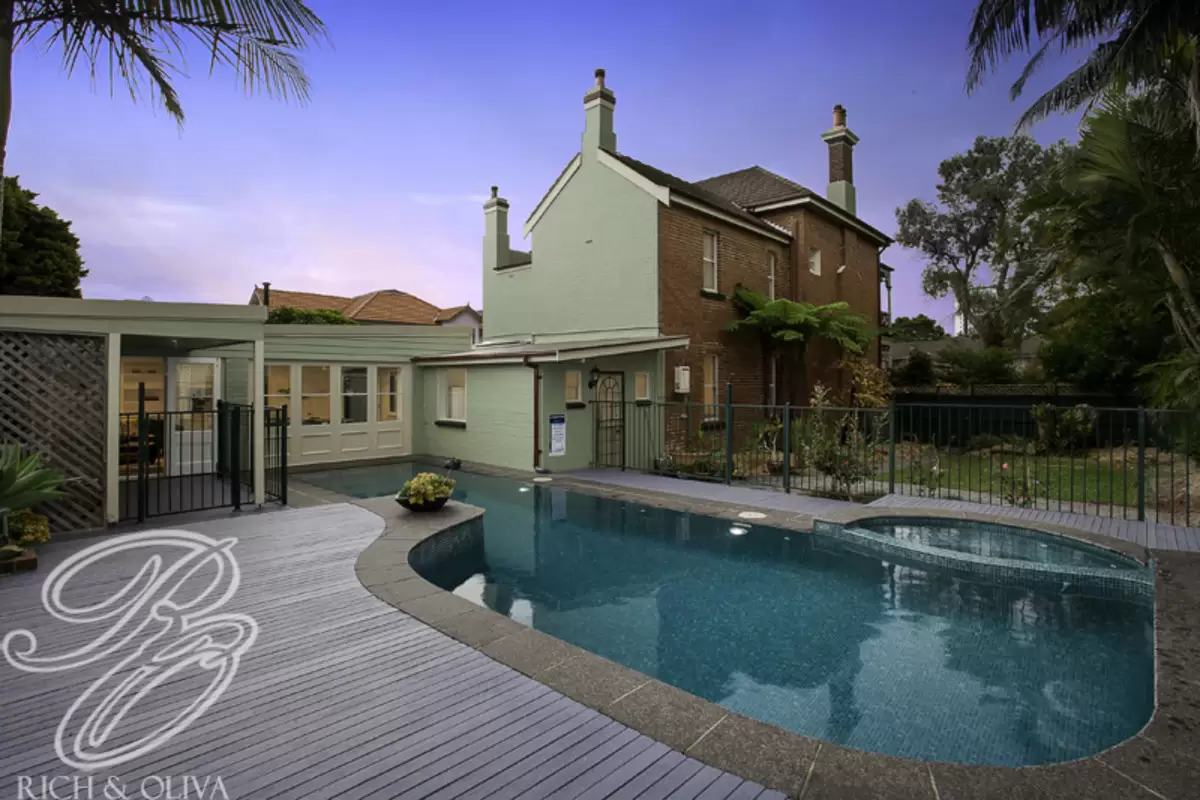 8 Clarence Street, Burwood Sold by Rich & Oliva - image 2