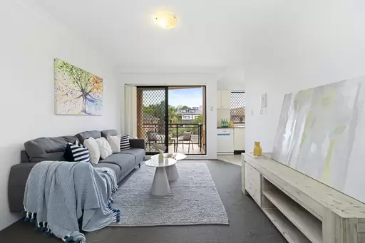 32/1-9 Mt Pleasant Avenue, Burwood Sold by Rich & Oliva