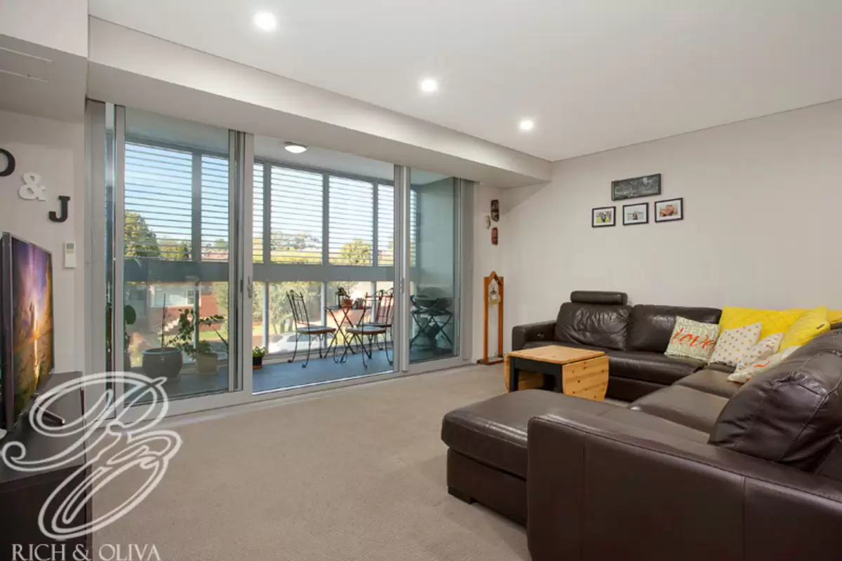 104/4 Broughton Street, Canterbury Sold by Rich & Oliva - image 1