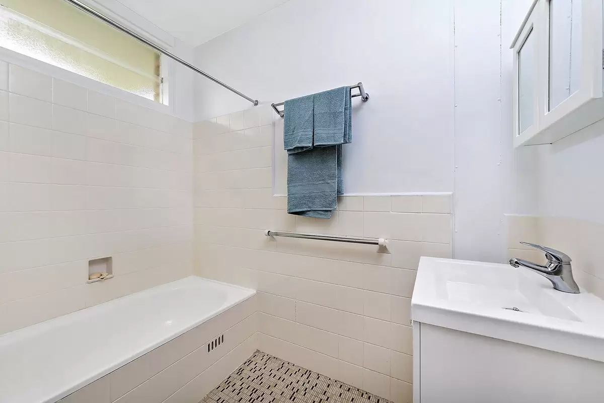 13/8 Brunswick Parade, Ashfield Sold by Rich & Oliva - image 5