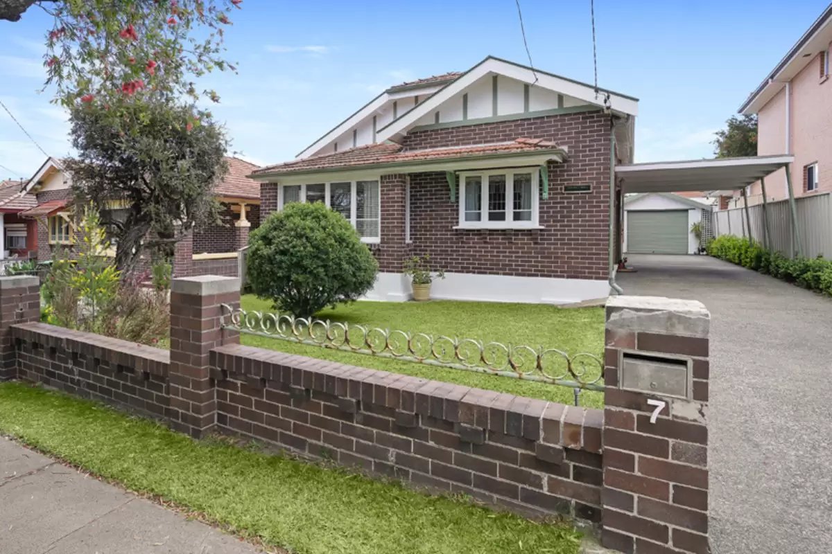 7 Llangollan Avenue, Enfield Sold by Rich & Oliva - image 1
