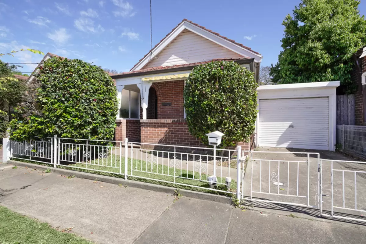 7 Bastable Street, Croydon Sold by Rich & Oliva - image 1