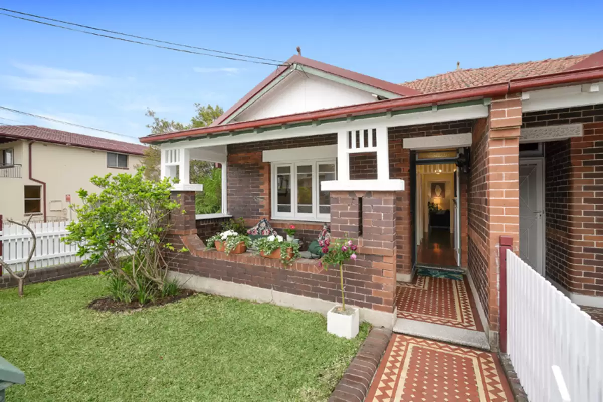 41 Baker Street, Enfield Sold by Rich & Oliva - image 1