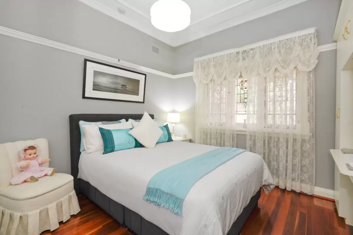 18 Leith Street, Ashbury Sold by Rich & Oliva - image 3