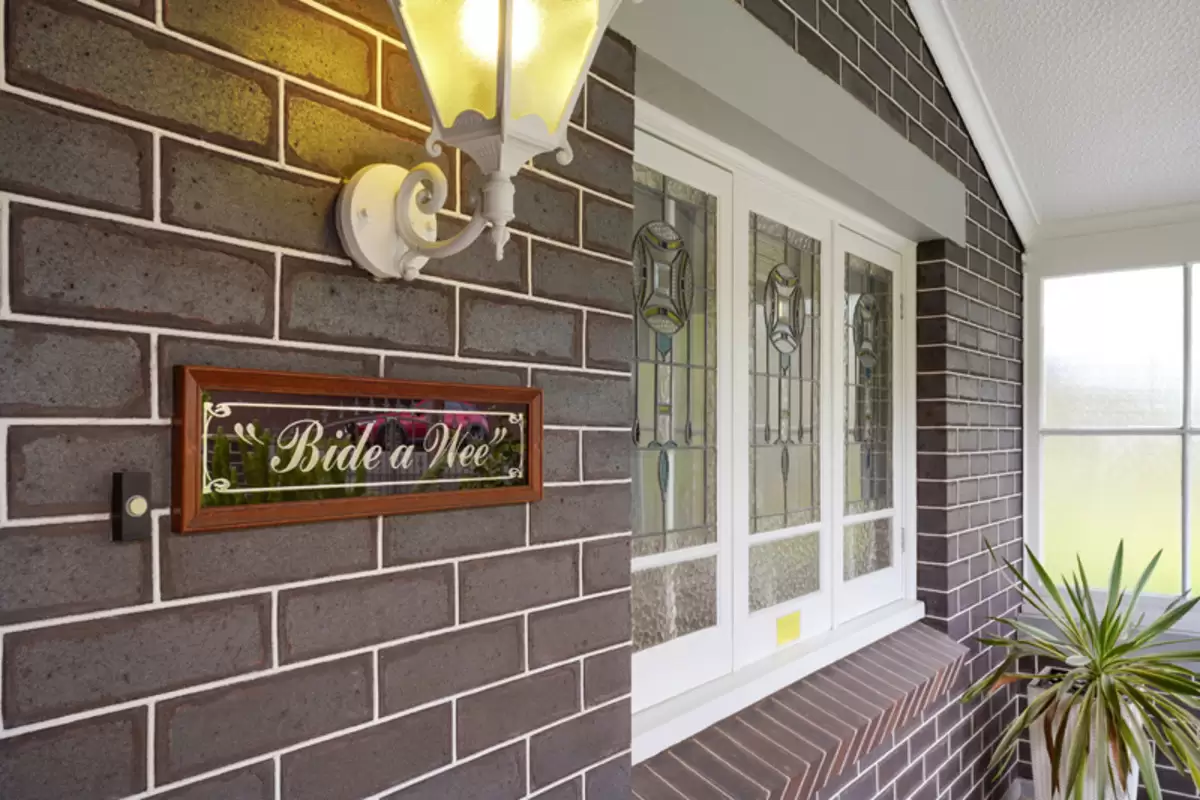 18 Leith Street, Ashbury Sold by Rich & Oliva - image 2