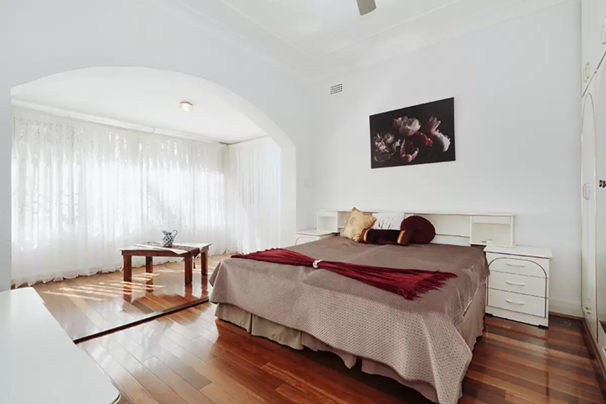 6 Roslyn Street, Ashbury Sold by Rich & Oliva - image 2
