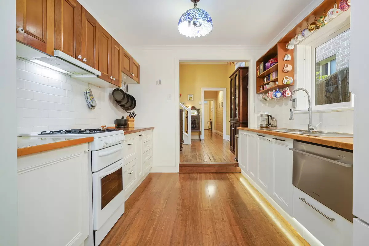 52 Heighway Avenue, Croydon Sold by Rich & Oliva - image 7