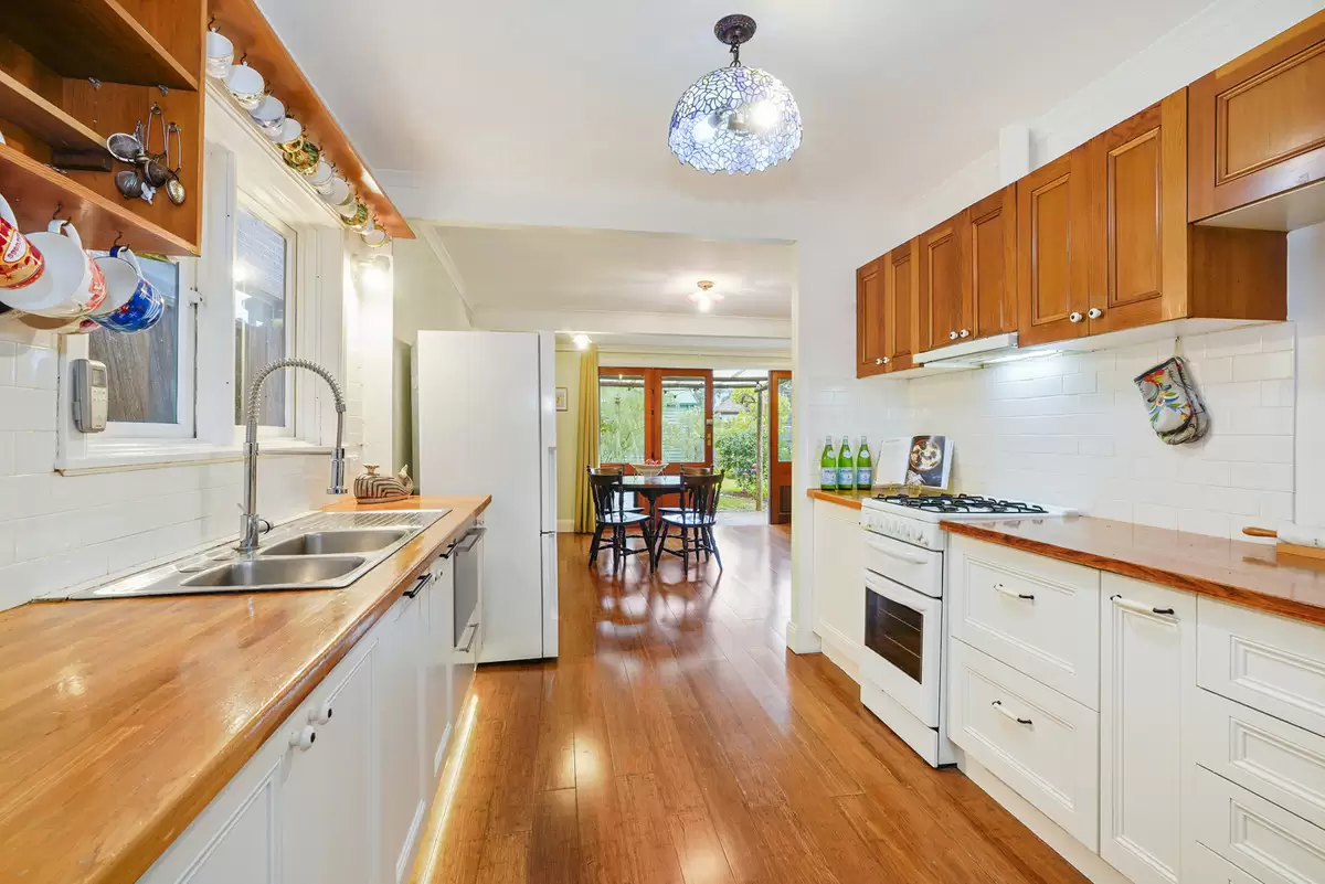 52 Heighway Avenue, Croydon Sold by Rich & Oliva - image 8