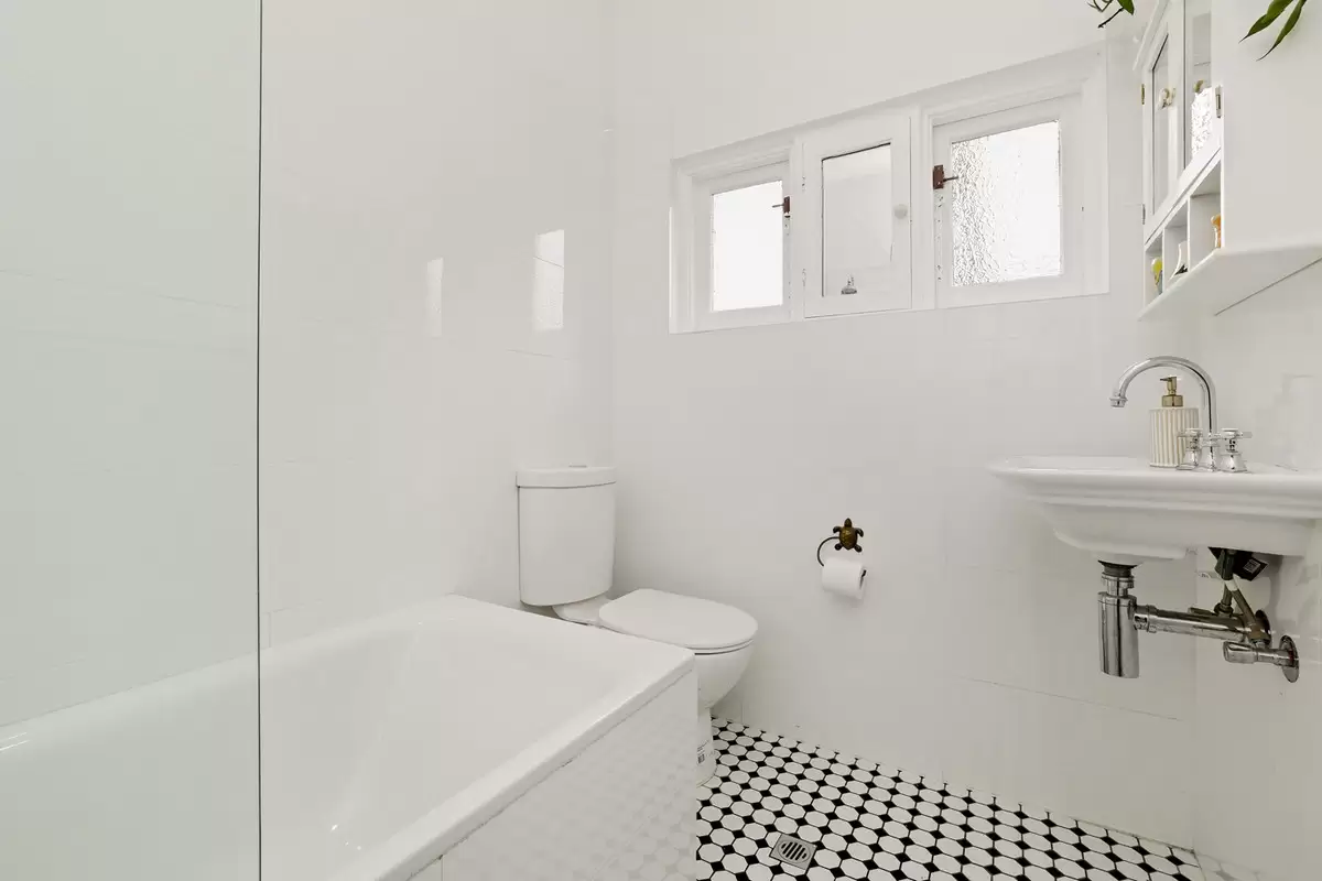 25 Holborow Street, Croydon Sold by Rich & Oliva - image 4