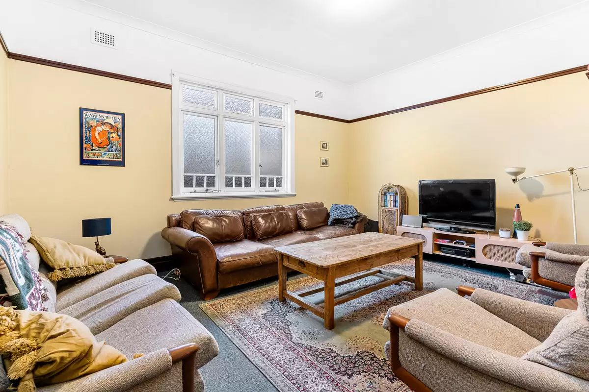 11 Carshalton Street, Croydon Sold by Rich & Oliva - image 4