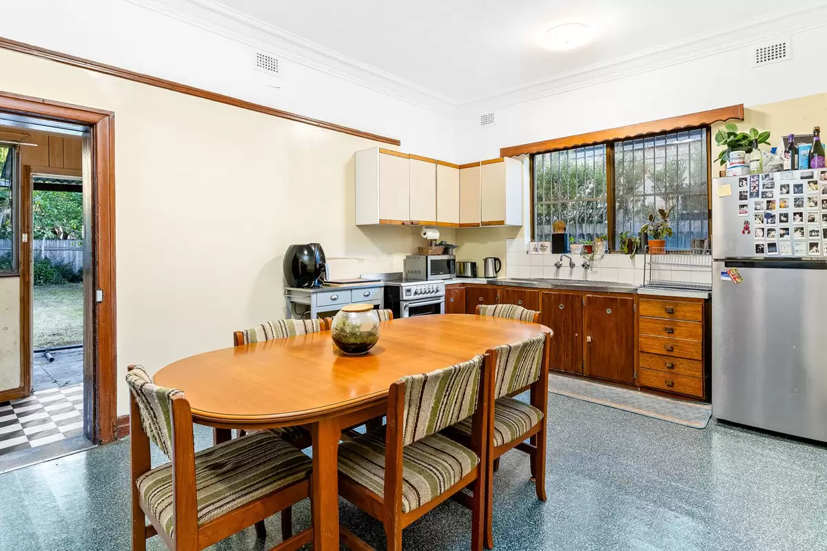 11 Carshalton Street, Croydon Sold by Rich & Oliva - image 3
